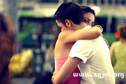 梦境的温柔拥抱，解析梦见暗恋的人抱自己的深层含义